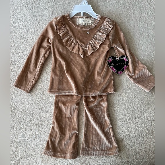 NWT btween Toddler Girls’ Ruffle Velour Set 24M - Picture 10 of 10